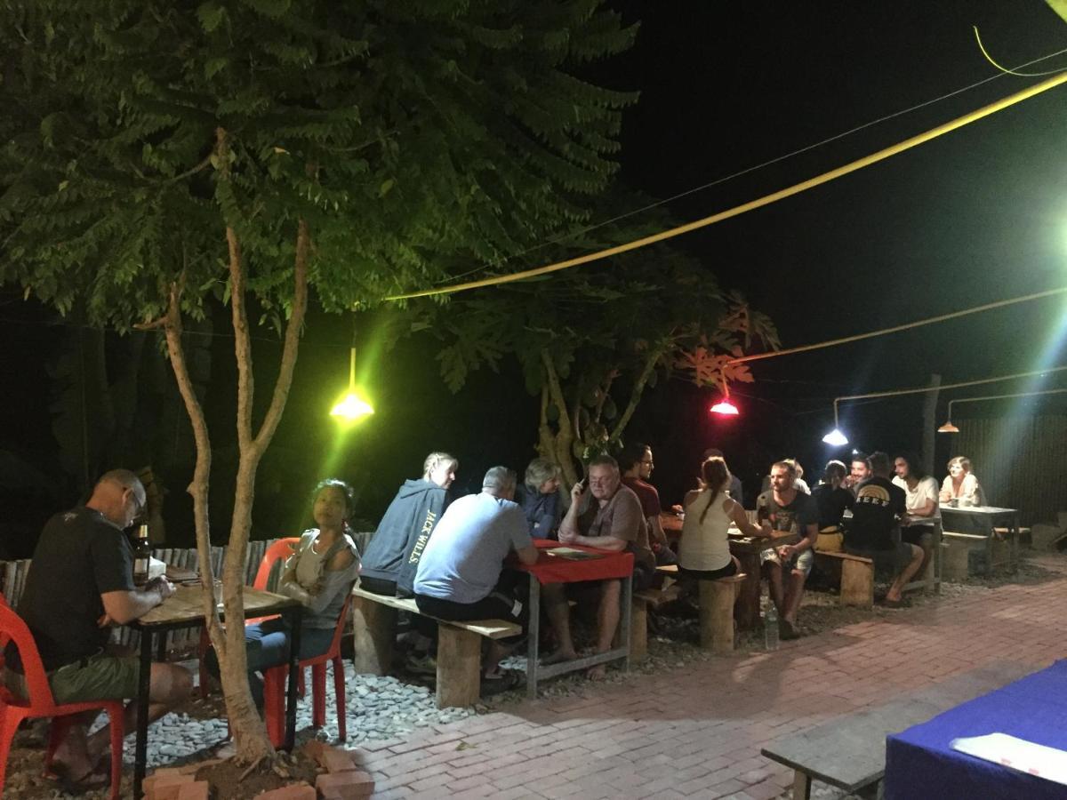 Апартаменты Mekong Backpackers Пакбенг Экстерьер фото